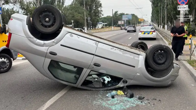 У Кропивницькому водій на наркотиках перевернув авто після зіткнення з парканом