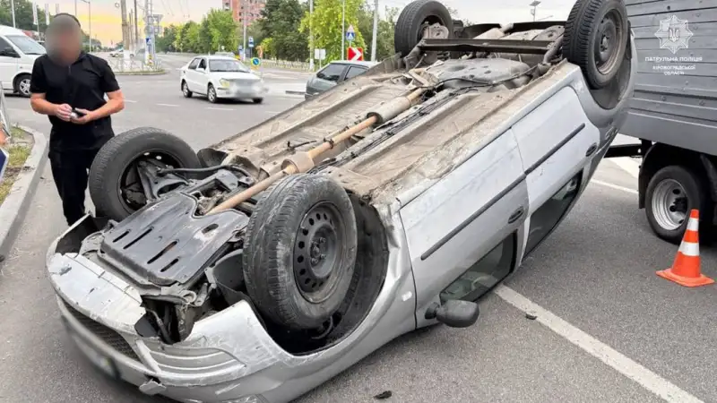У Кропивницькому водій на наркотиках перевернув авто після зіткнення з парканом