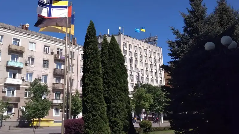 У центрі Кропивницького замайорів Військово-морський прапор ЗСУ