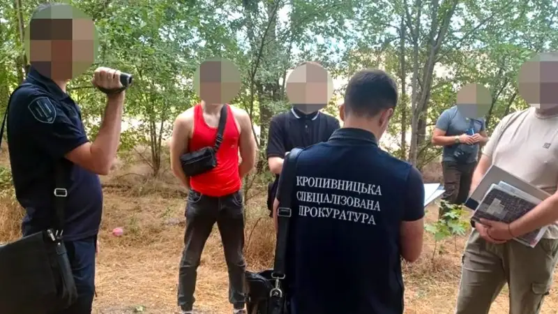 Замість обов’язку – бізнес: у Кропивницькому викрили працівника ТЦК, який знімав чоловіків з розшуку за 1000 доларів Замість обов’язку – бізнес: у Кропивницькому викрили працівника ТЦК, який знімав чоловіків з розшуку за 1000 доларів