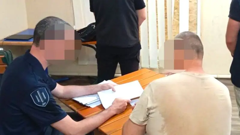 Замість обов’язку – бізнес: у Кропивницькому викрили працівника ТЦК, який знімав чоловіків з розшуку за 1000 доларів