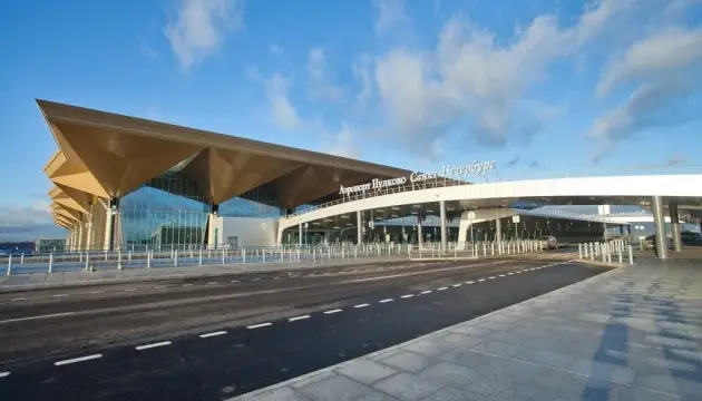 Аеропорти Москви та Петербурга знову паралізовані через атаки дронів: скасовано сотні рейсів