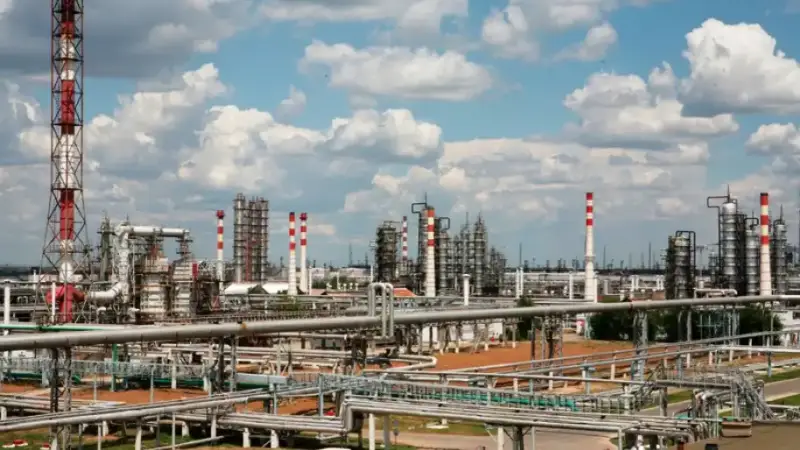 Атака дронів зупинила роботу Волгоградського НПЗ: пошкоджені ключові установки
